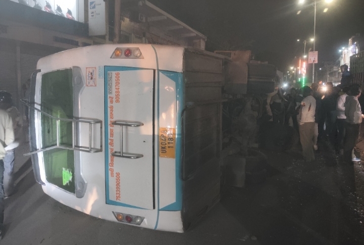 अनियंत्रित होकर डिवाइडर से टकराई बस, सड़क में पलटी -स्थानीय लोगों की सूझबूझ से चालक-परिचालक की बची जान